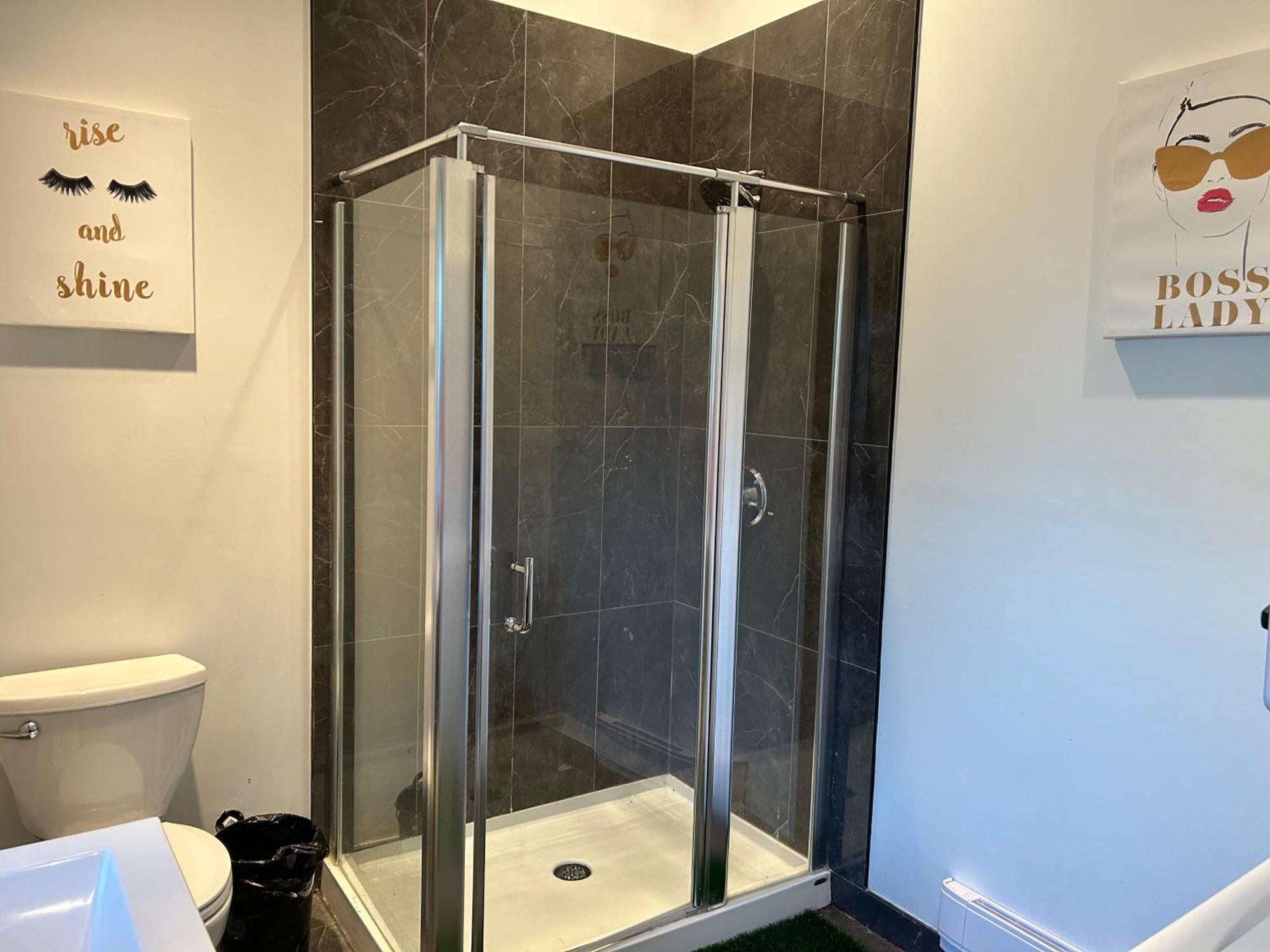 נורת וונקובר Seymour Private Bedroom, Ensuite Bathroom With Shared Pool, Hot Tub With Views מראה חיצוני תמונה